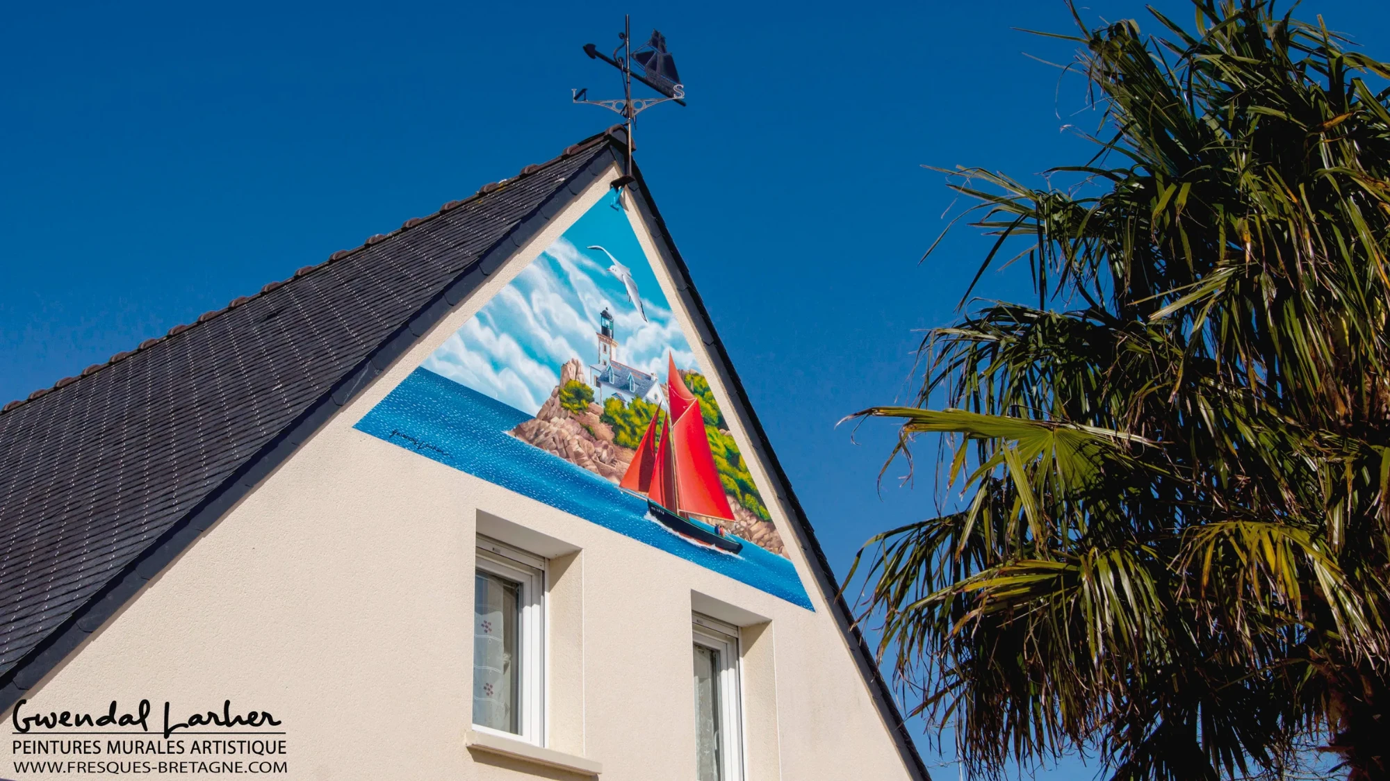 Détail du pignon peint en trompe-l'œil, phare et voilier à Carantec